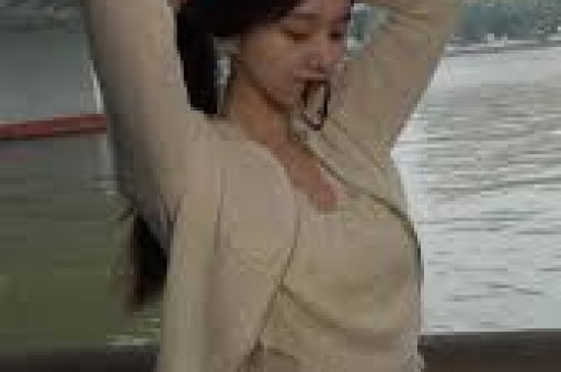 许戈辉现状：57岁染紫发满脸憔悴富豪老公不在女儿也独居国外