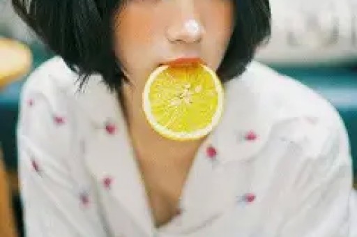 杨幂穿黄色吊带礼裙拍戏花絮曝光优雅明媚状态拉满！